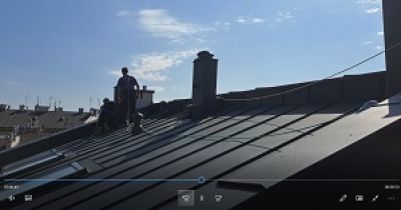 Montaż instalacji odgromowej na dachu wysokiego budynku. Bezpieczeństwo to podstawa