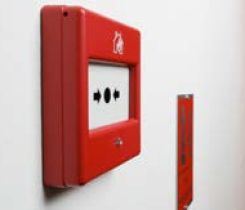 Gdzie powinien być usytuowany przeciwpożarowy wyłącznik prądu (ROP) w budynku? 
